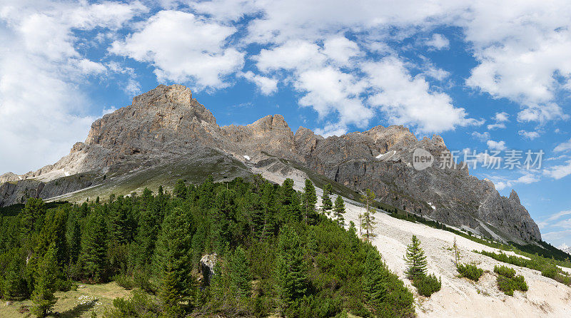 在前往意大利多洛米蒂的Rifugio Vajolet的路上，Rosengarten Group (Catinaccio massif)的全景
